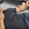 爸爸和妈妈在客厅打闹，儿子放学以为爸爸欺负妈妈，上去就是一脚，外加一个锁喉