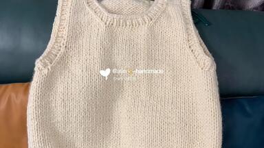 《阿林handmade》韩式<em class="keyword">粗棒针</em>软糯糯编织小白马甲视频教程