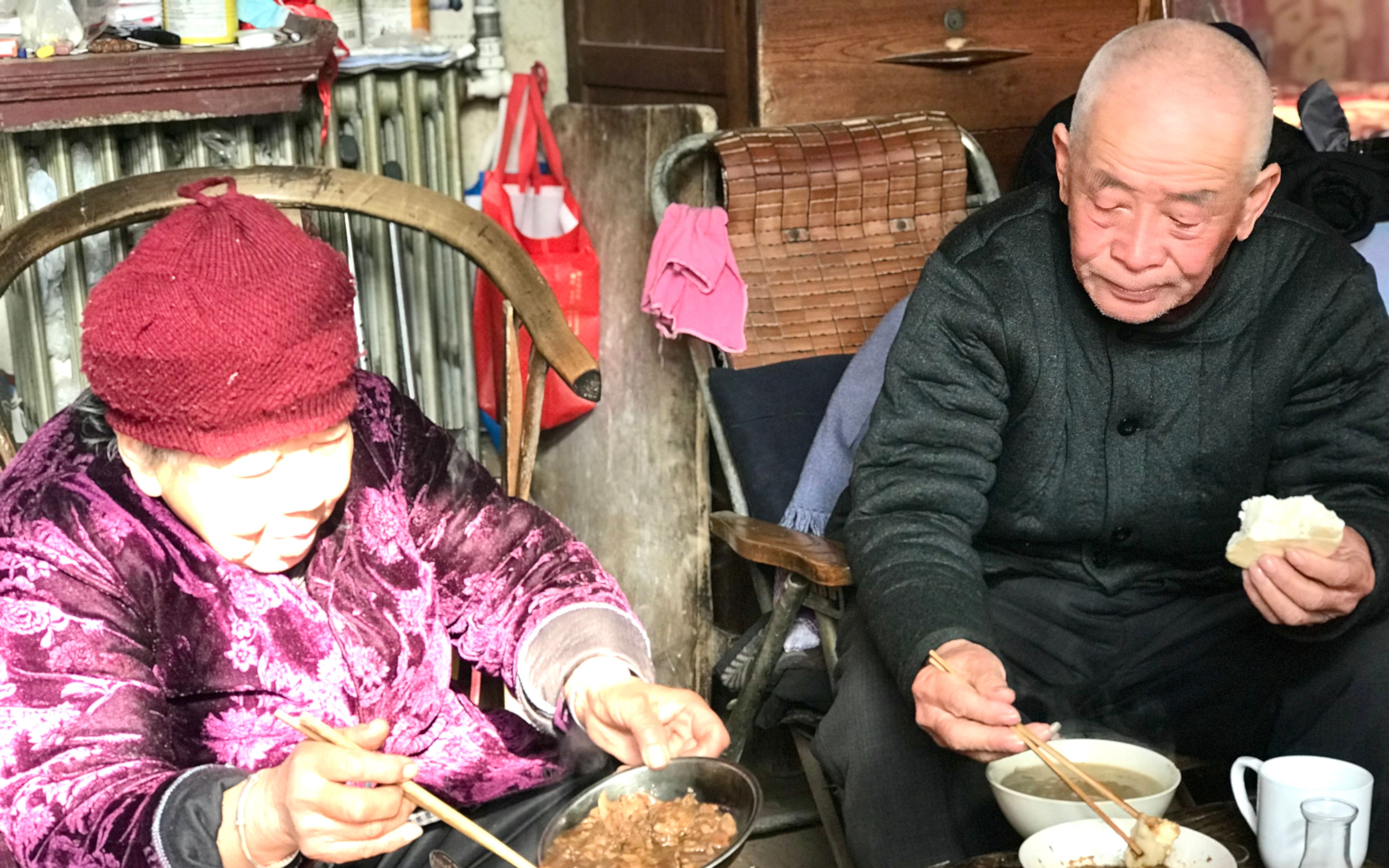 农村80岁老人收到深圳粉丝送的礼物，老人高兴烫一壶，看都吃些啥