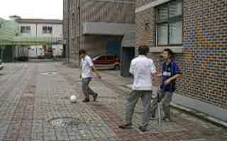 俊秀赫在学校踢足球