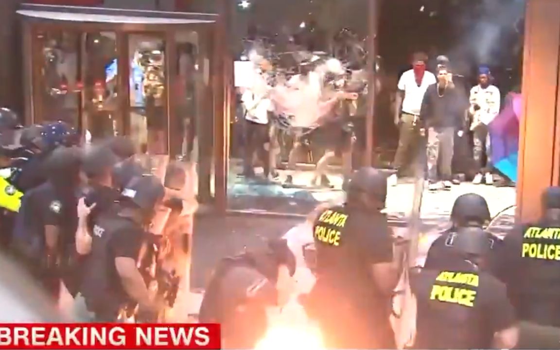 CNN亚特兰大总部被砸，示威者向警察扔鞭炮