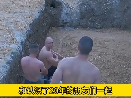 他在自家花园里亲手建造了一个全尺寸的游泳池