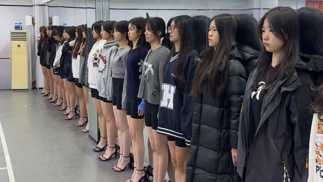 模特生日常训练 冷的穿羽绒服也要光腿 穿漏脚高跟鞋