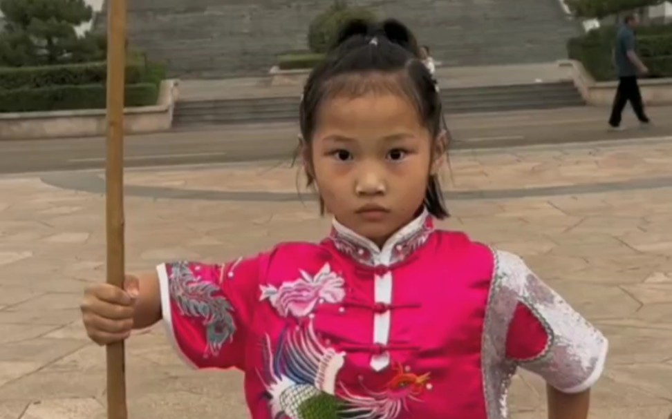 少年强则中国强～6岁的小姑娘展示少林棍法，中华武术有传承了！