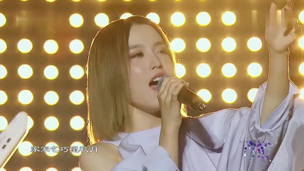 2019七夕央视晚会，歌曲《你的微笑》 表演：f.i.r.飞儿乐团