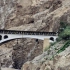 它也是川藏线上唯一能过大型车辆的桥，禁止所有游客拍照！