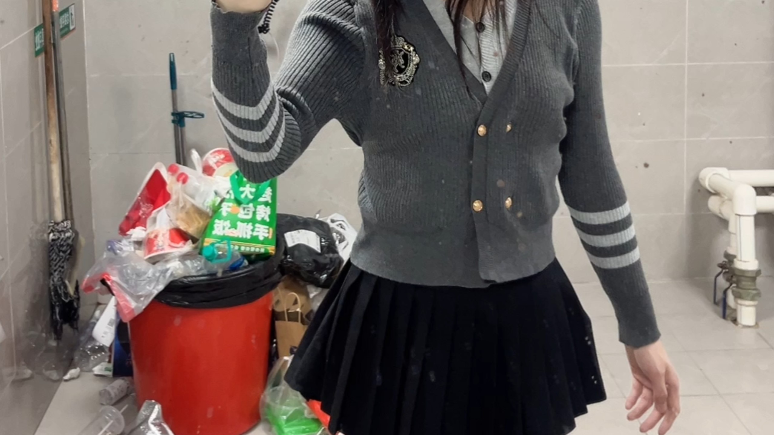 听到高跟鞋声吓得厕所兄弟的石都夹断了