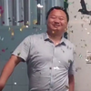 高三毕业季的学生在教室门口放礼炮，迎接各位老师上最后一课。网友：再严谨的老师也会露出笑容