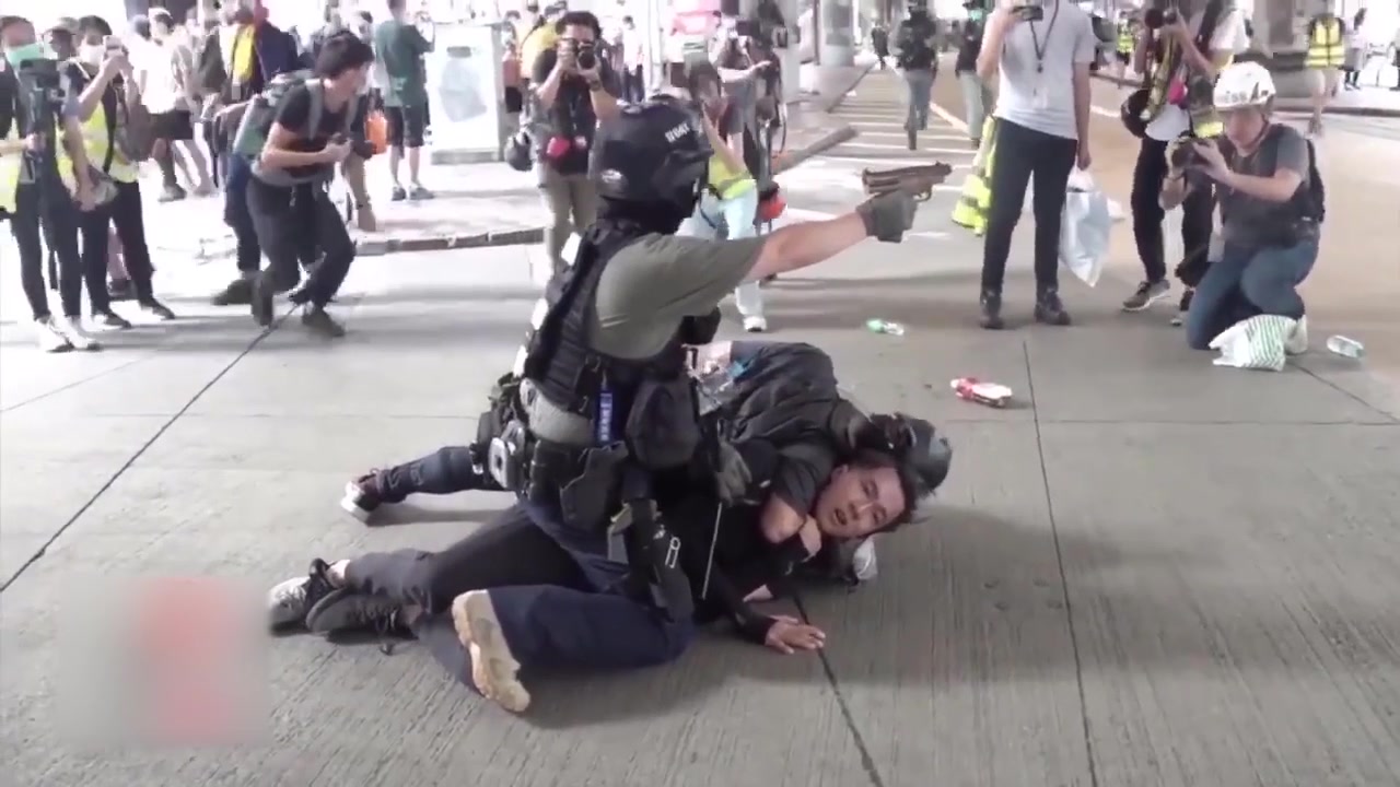 老真实了！香港警察被暴徒袭击的一刻，美媒竟然删掉了…