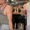 男生健完身坐地铁遇小女孩一直盯着看，看摄像头的自己都吓了一跳