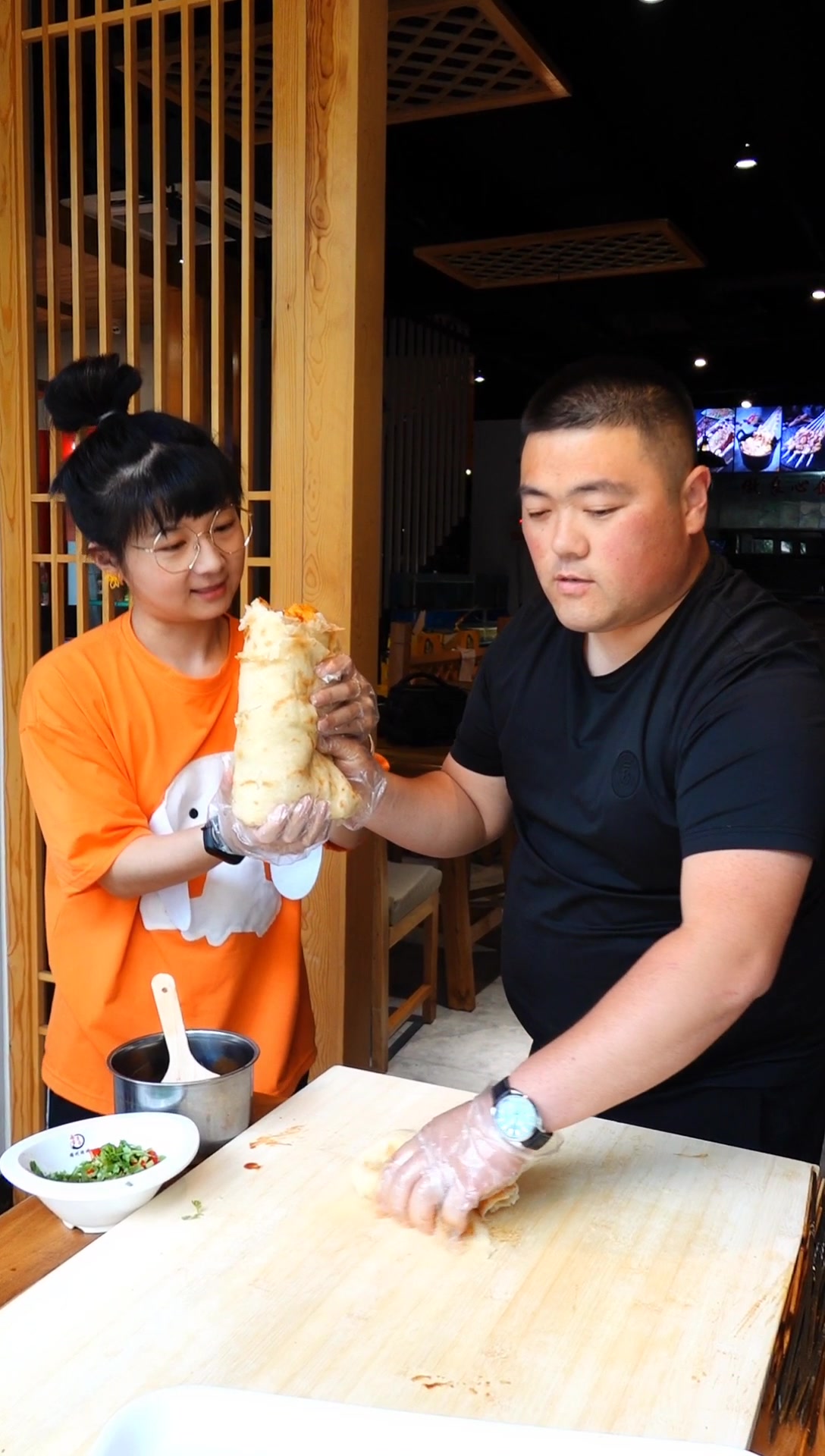 胖子老板亲赠豪横大卷饼一个做生日礼物!