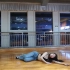 在舞蹈室擦地板