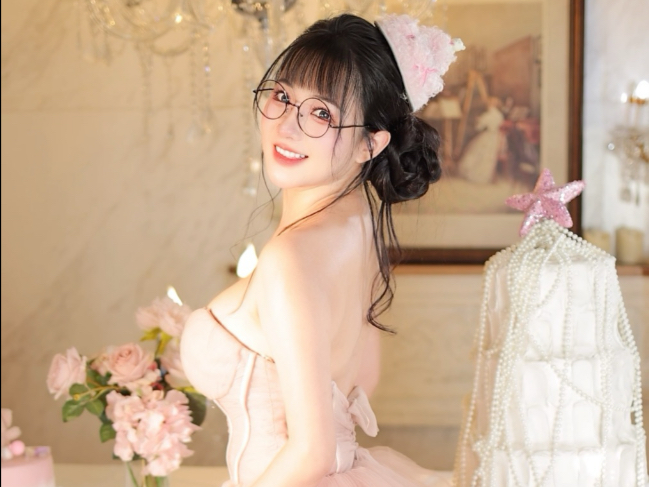 Welcome to my birthday party ⸜♡⸝ See you on the air at 8pm~