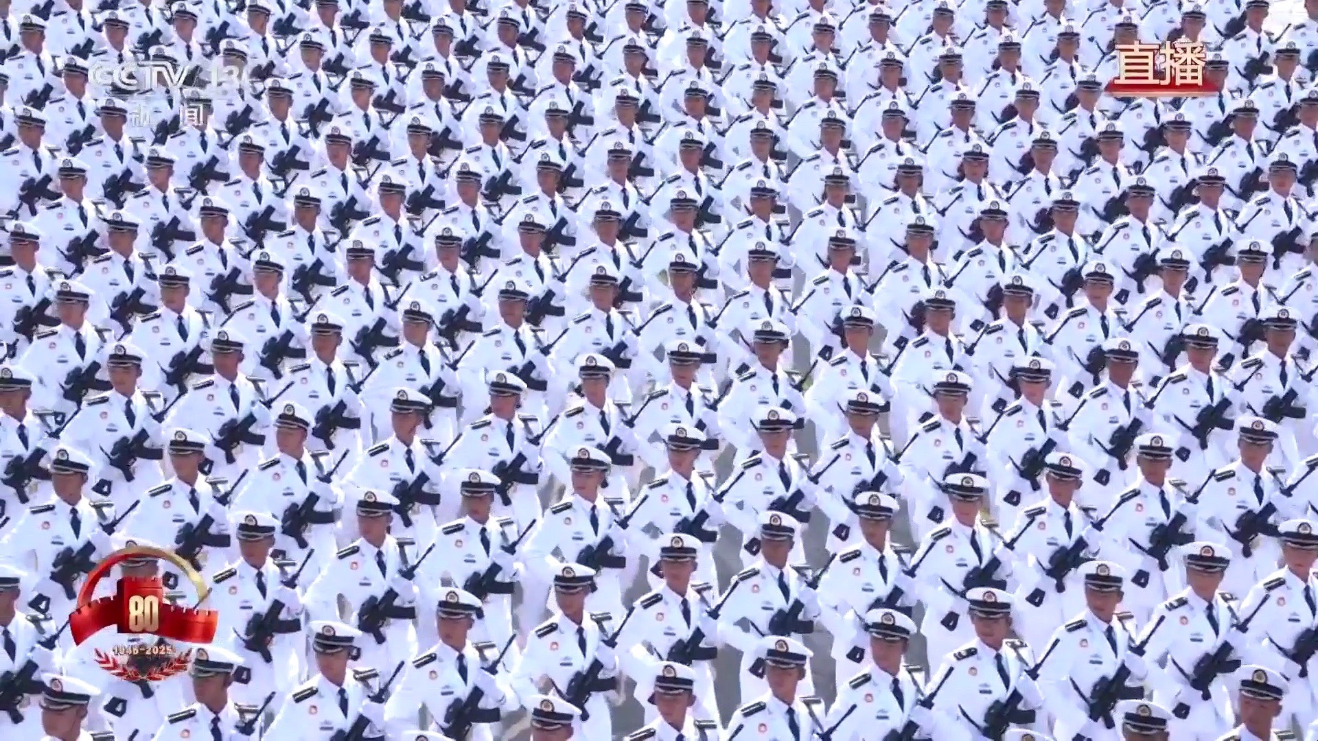 一袭“浪花白”，海军方队踏浪而来！