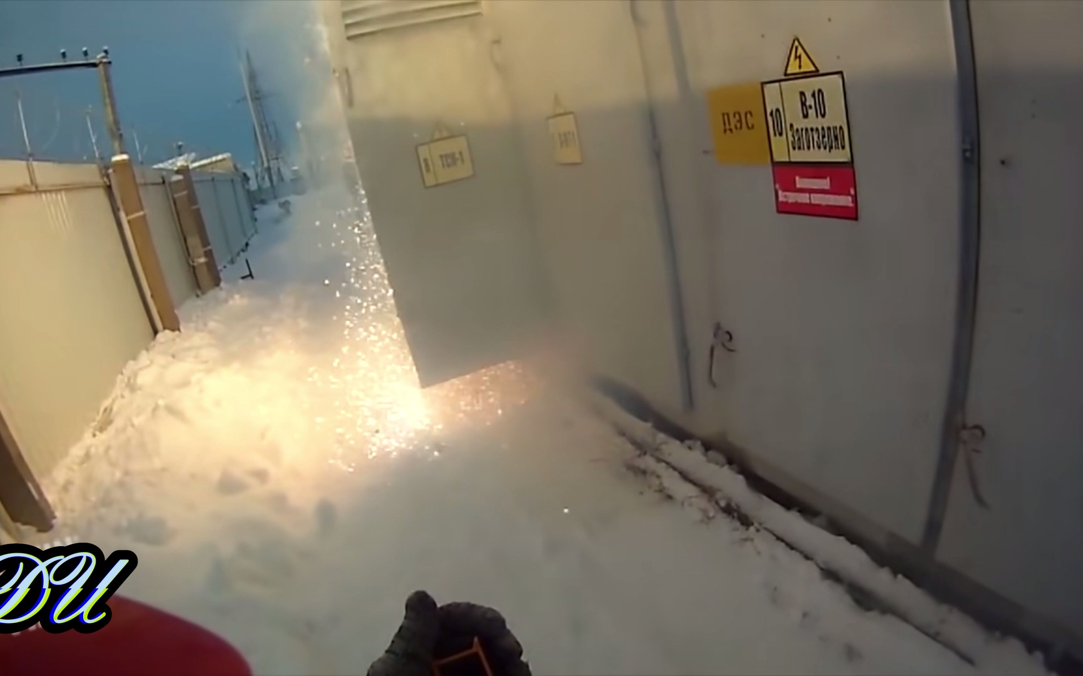 配电柜送电瞬间发生短路，火焰近在咫尺，如何避险？