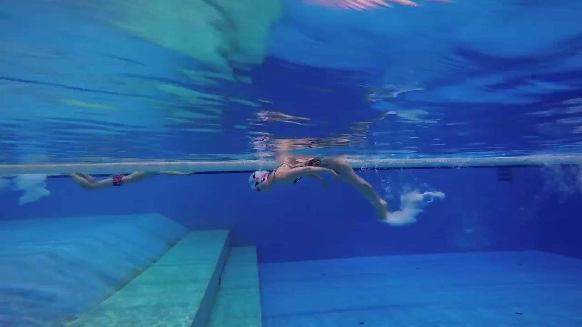 韩国美女教蝶泳 2 中文字幕