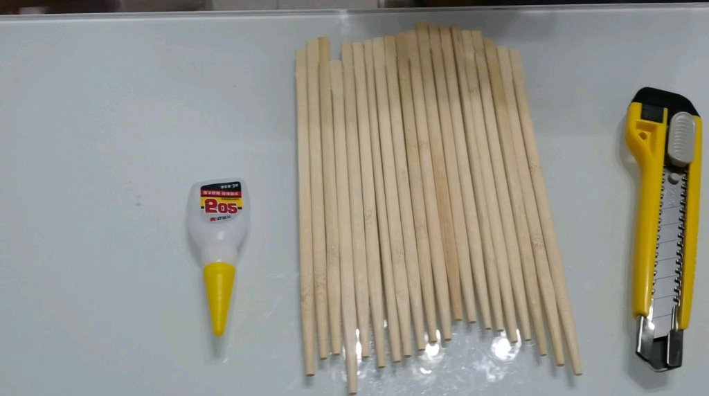 一次性筷子简单DIY又省钱变成可以摇秋千的笔筒