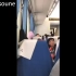 外国人在中国乘火车被一堆人看决定播歌表达他的心境(中文字幕)