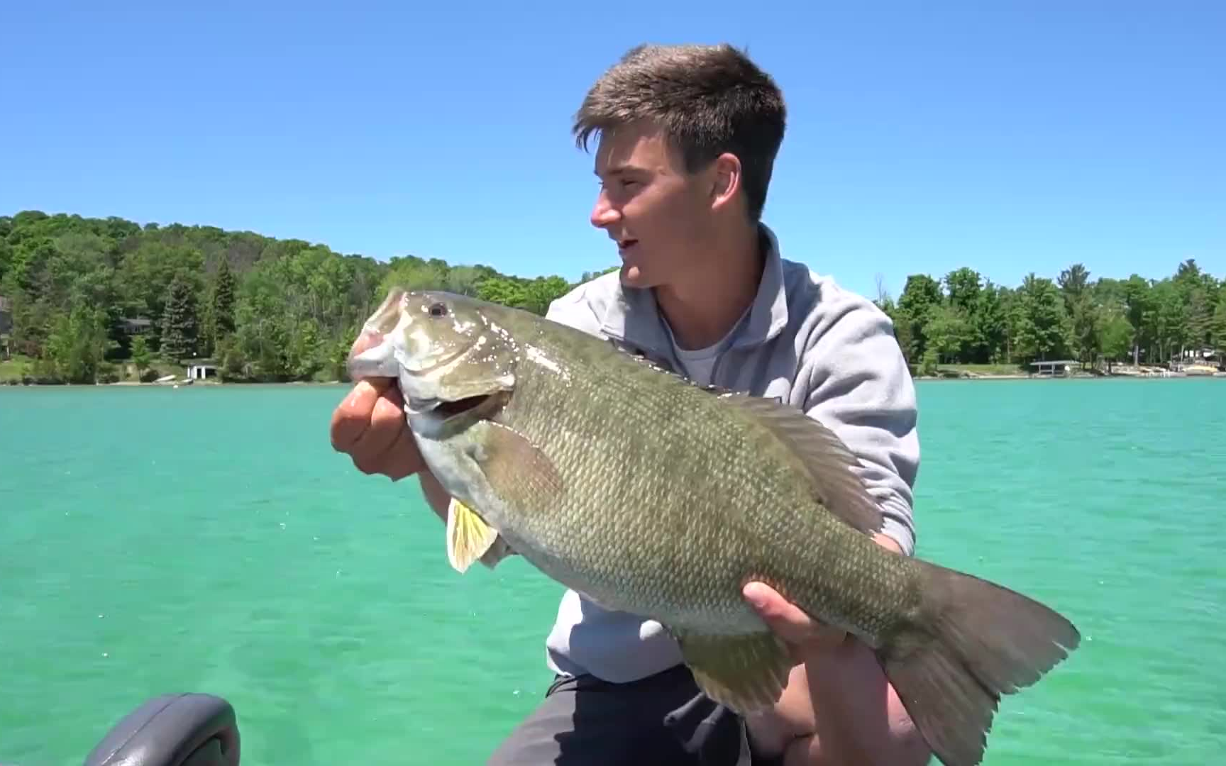 到难以置信的水中路亚大鲈鱼fishingincrediblyclearwaterforbigbass