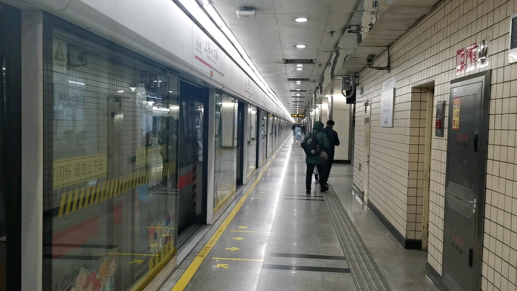 上海地铁1号线的第一座屏蔽门车站：上海马戏城站