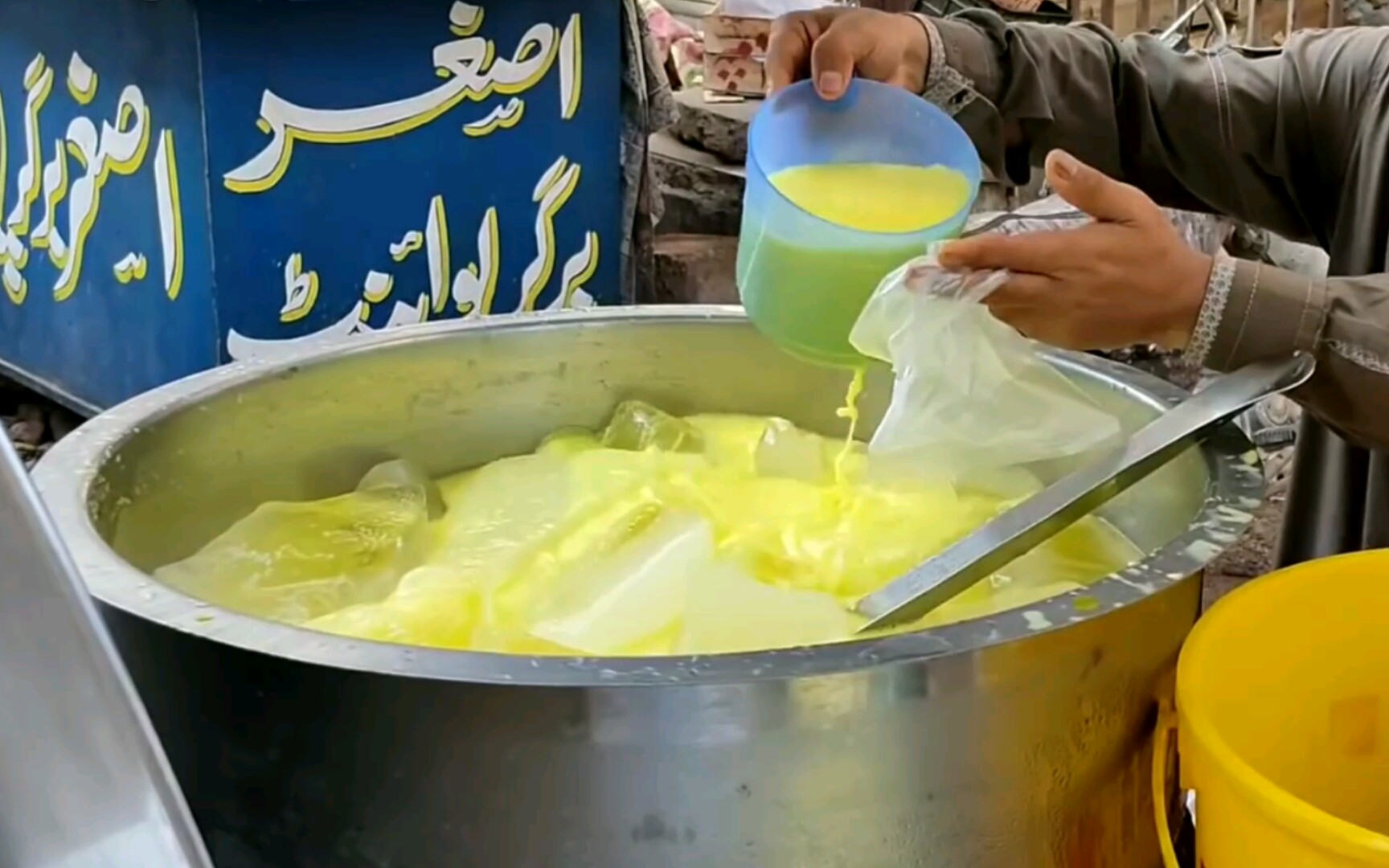 巴基斯坦风味的夏日饮品冰镇奶昔菠萝汁