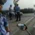 一男子骑摩托在公路上遇到交警，他竟然......