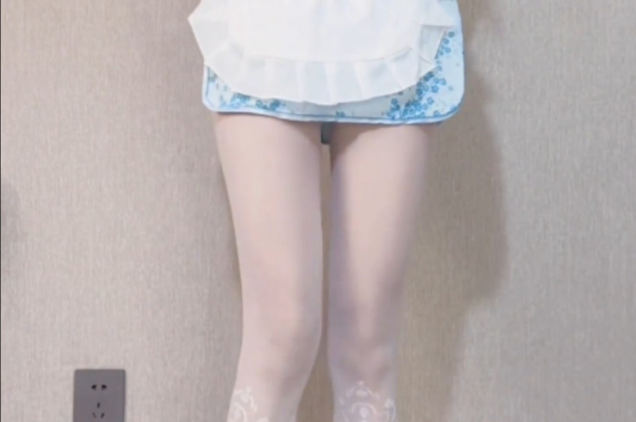 Who can say no to a Chinese girl in white socks?