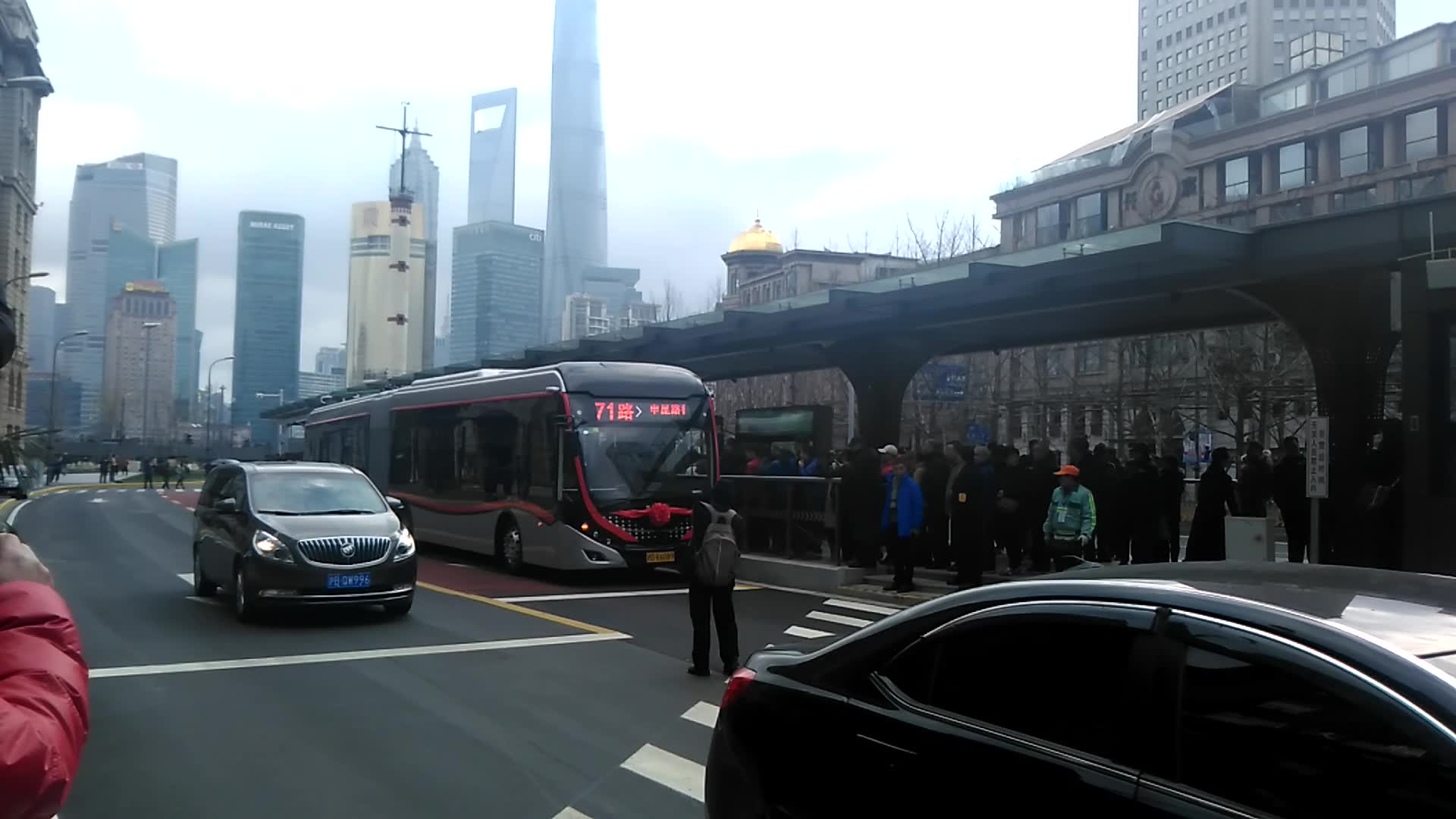 上海71路中运量外滩站出站