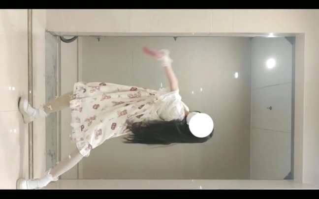 The movement is whatever comes to mind hahaha a bit of a messy dance, mainly to show off the skirt hahaha