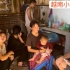 越南美食团队来小黄家拜访，大家一起做饭吃。小竹舍不得离开姐姐