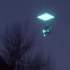 实拍悬停在天空的UFO，并最终出现一个传送门把它接走
