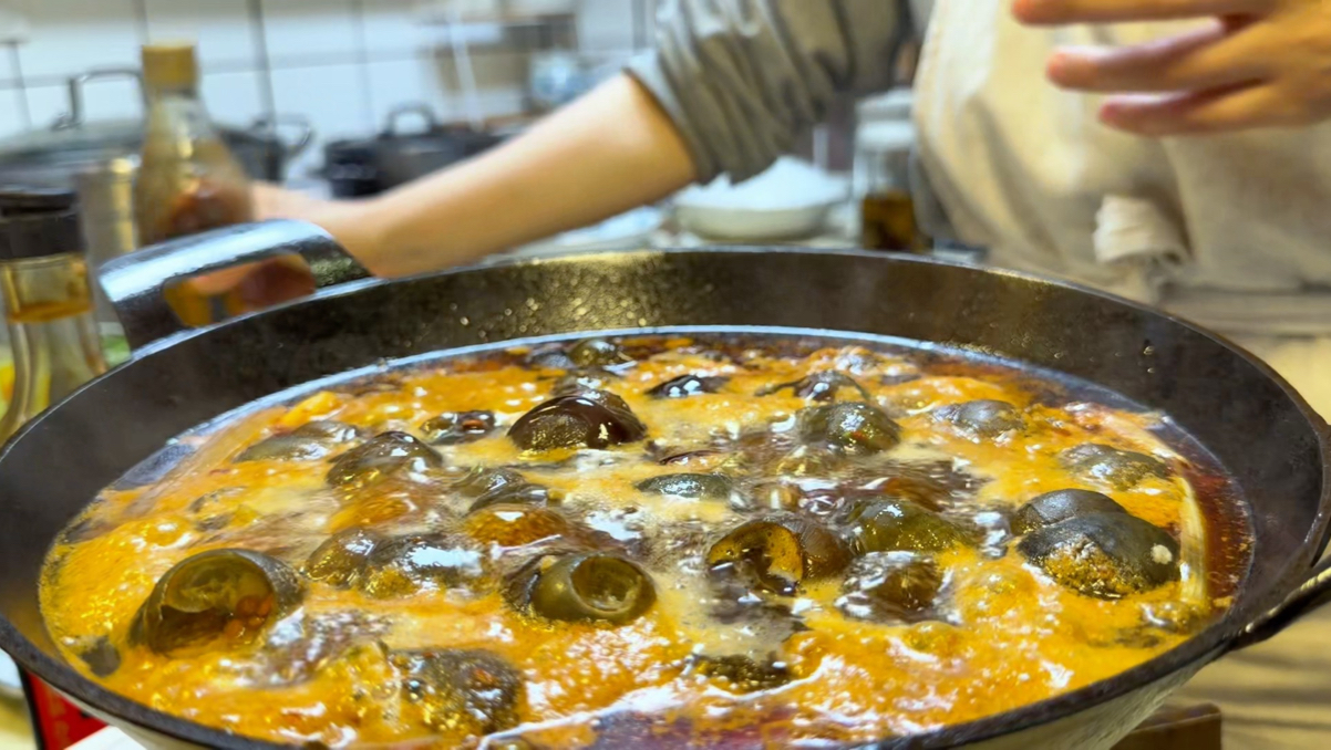 我为家人准备的下饭菜：麻婆豆腐、韭香鲜豆板；我老妈当零食吃的豆豉焖酥鱼，宝贝爱吃的卤羊排；鸡蛋碰石头、鲜美无敌的三鲜锅巴、田螺揣肉，笋干老鸭汤！还有五指毛桃鸡