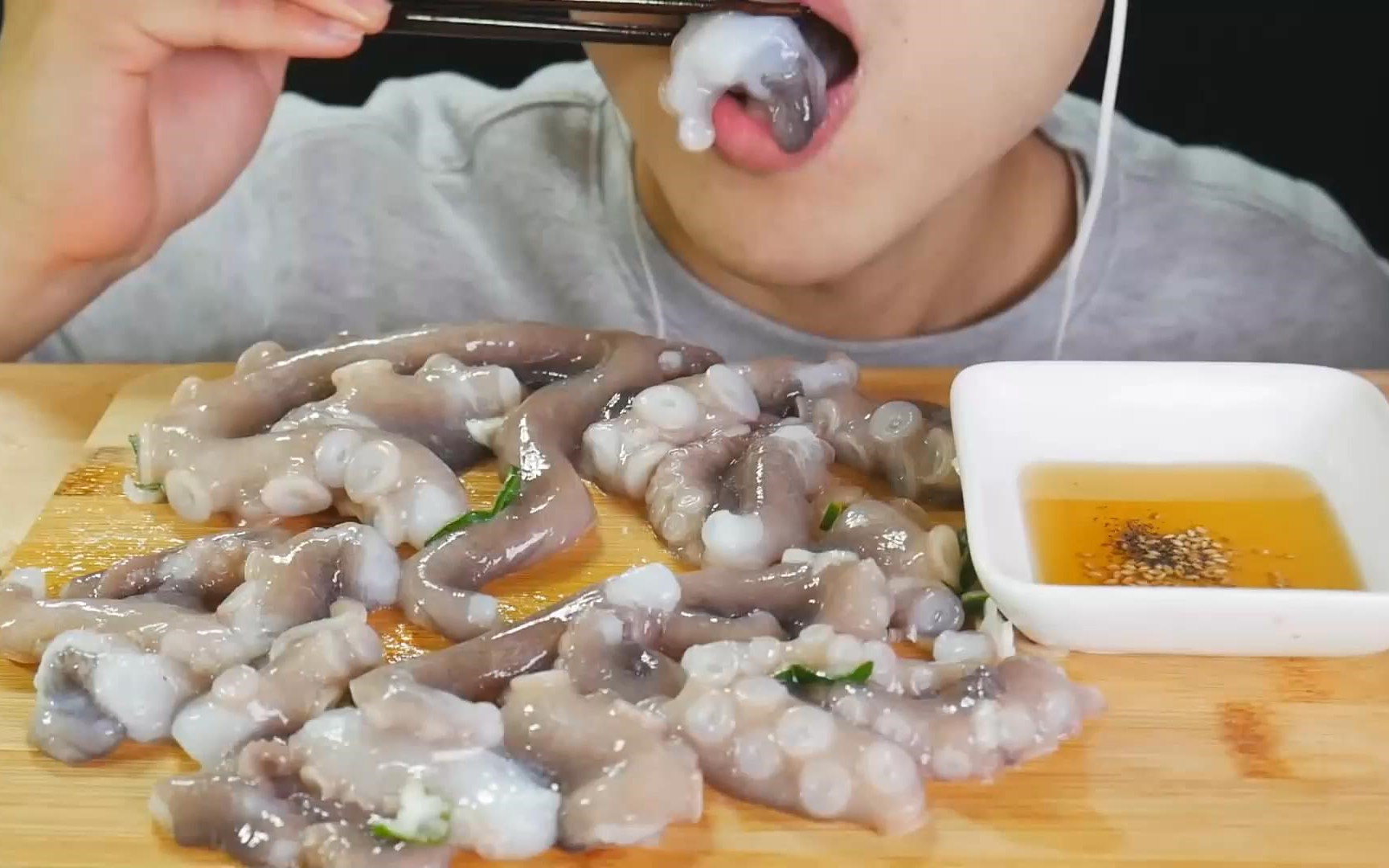 【耳机党福利】韩国小哥哥吃活章鱼刺身，超级舒服的声音，耳朵怀孕了！