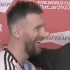 当梅西发现给自己颁奖的人是阿圭罗 这一刻的笑容比阳光还灿烂