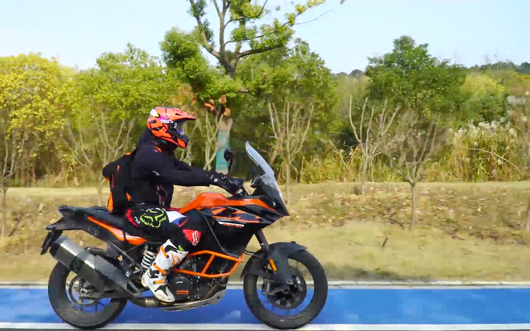 预告短片ktm1090adventurevsducatimultistrada950