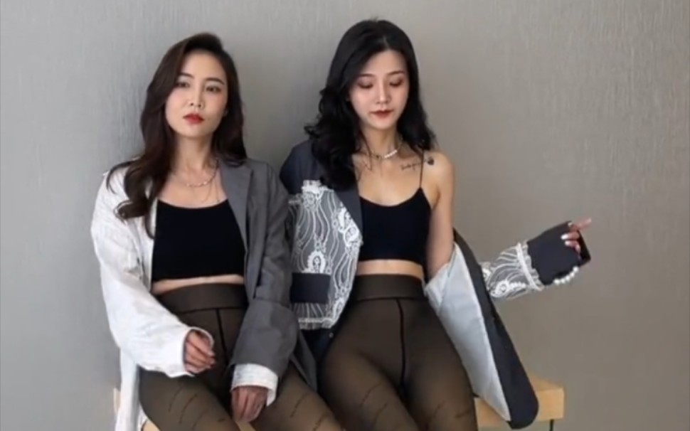 Mother and daughter models, can you recognize which one is the mother?