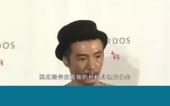 朴树搂着保姆和妻子拍照，与保姆亲密无间引争议