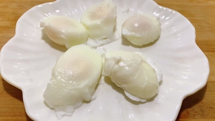 怎样煮荷包蛋才不会粘锅 a8e96e2a7fc3f5d4ce729d5eb0896156baf51399.jpg@310w_174h_1c_100q.jpg