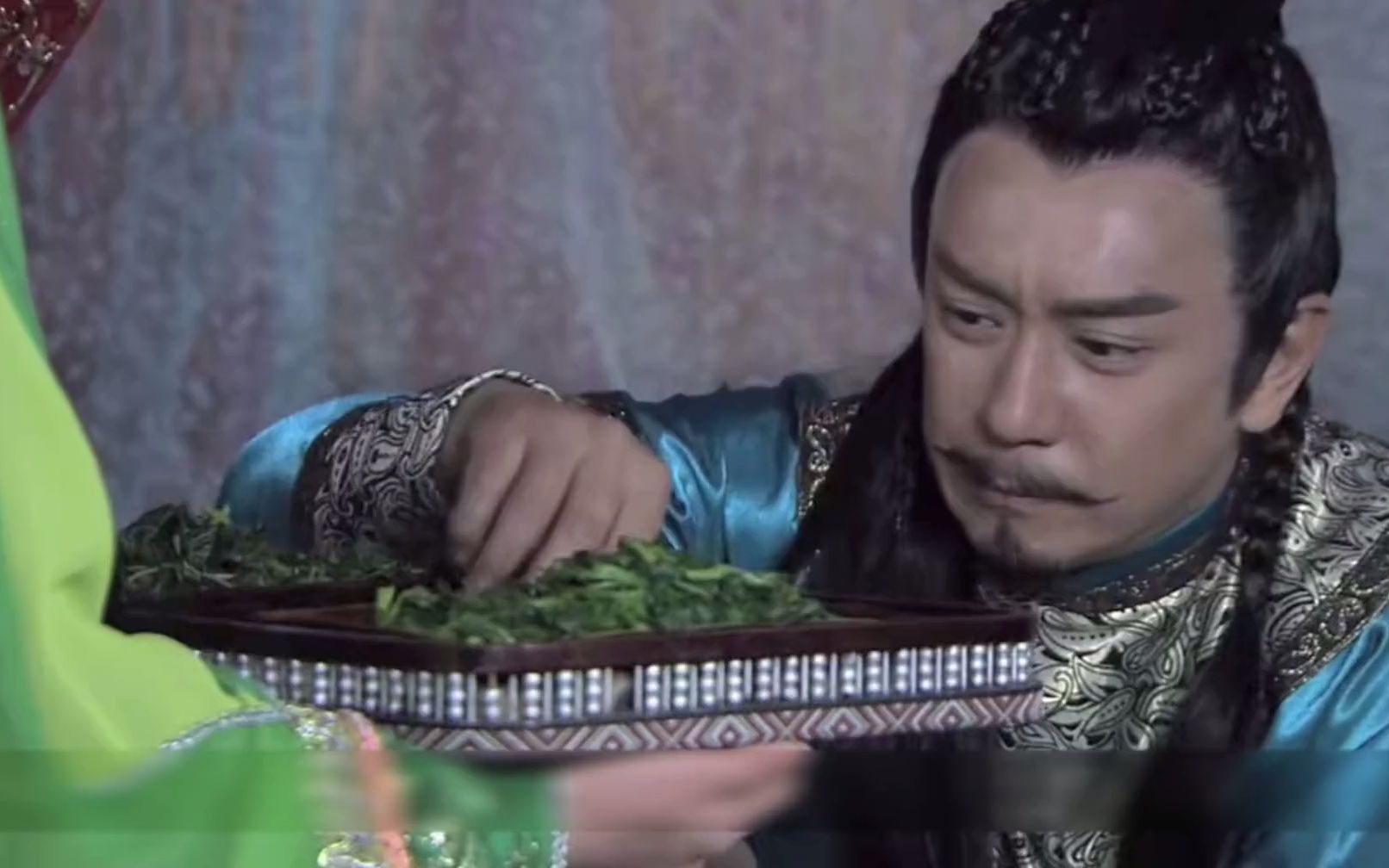 乞丐出身的薛平贵，为啥会对野菜难以下咽？想想：宝钏吃了十八年