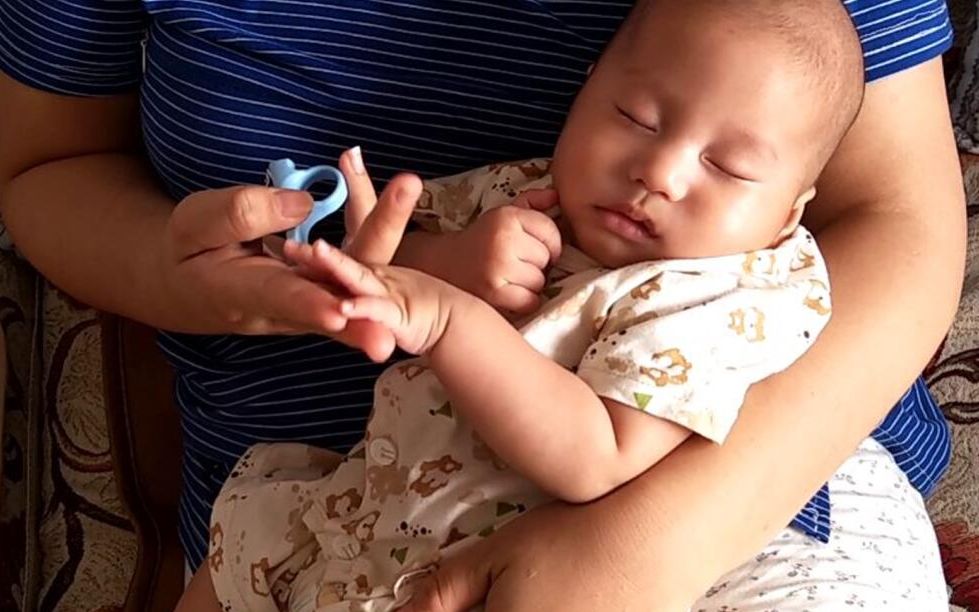 婴儿剪指甲正确的剪法，方法简单，步骤详细，宝宝再也不用带手套