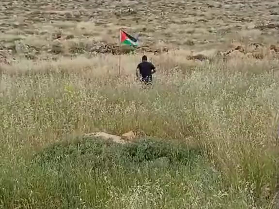 以色列预备役士兵脚踢巴勒斯坦国旗，却不料触发爆炸装置当场被炸，巴勒斯坦一抵抗组织宣布认领战果