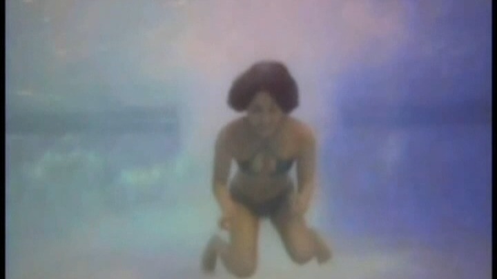 亚洲女孩泳池嬉戏37