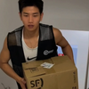 有这样的快递小哥上门服务 你要做什么