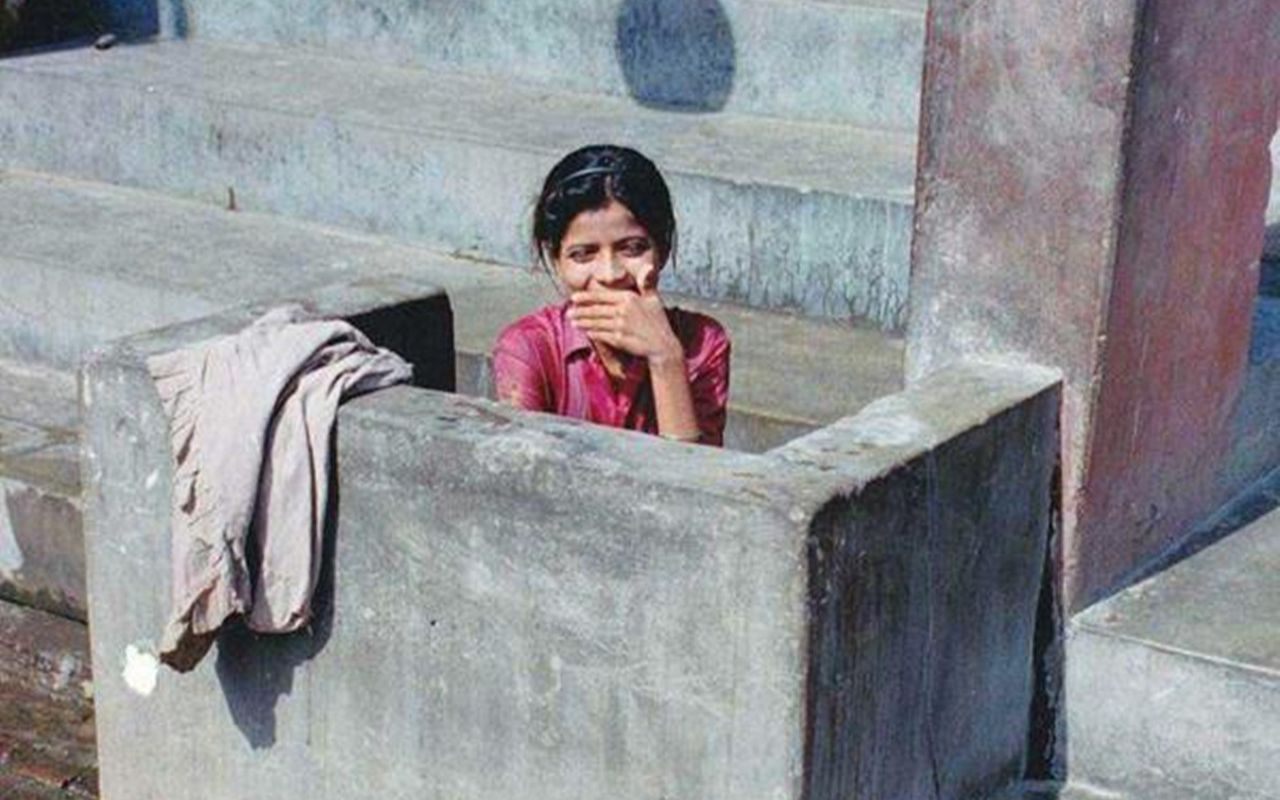 印度有3.5亿多妇女等待厕所 站成排可绕地球四圈_手机新浪网