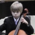 美国小男孩一脸不爽地演奏巴赫《第一无伴奏大提琴组曲》