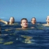 【舒适】6人下船游泳忘了放梯子，被困大海中，更绝望的是船上还有个宝宝！