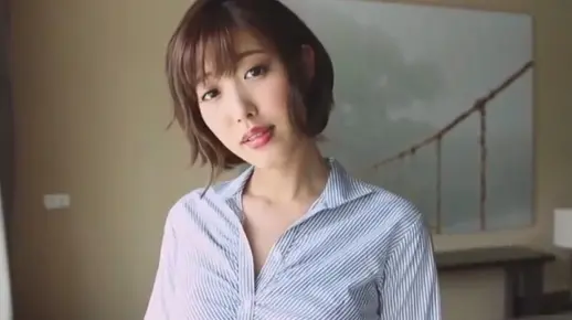 水野朝阳蓝色条纹衬衫