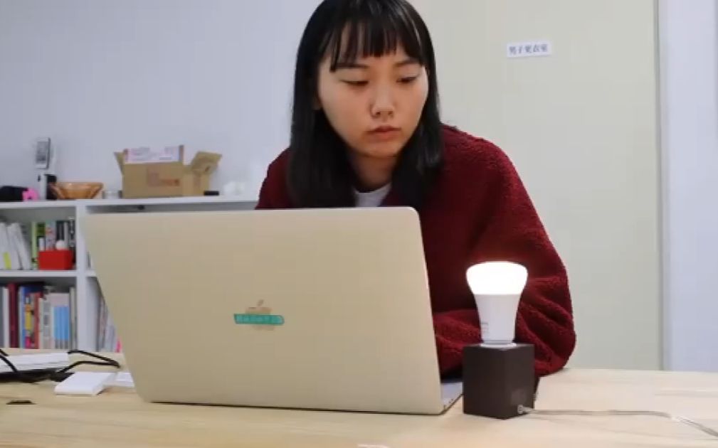 这女孩发明分手灯，她以看分手为乐，你猜日本每小时有多少人分手