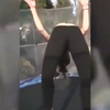 搞笑视频：美女玩蹦蹦床时突然尿了
