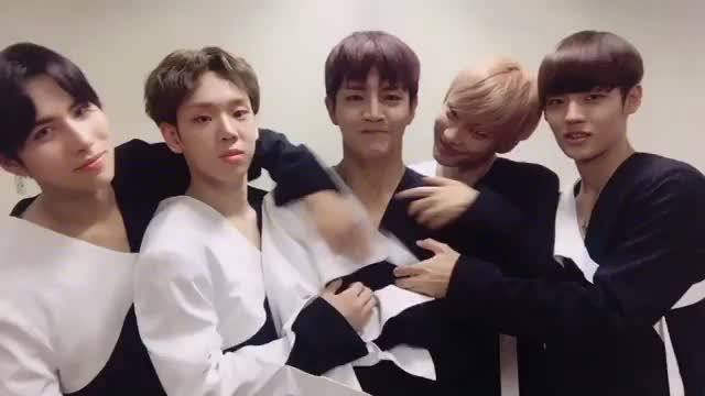 c.e】171021 ins 啊哈哈李东勋被袭胸了!快看那绚烂的手部动作!